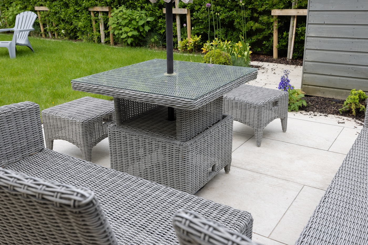Gepflegte Terrasse mit Sitzbereich